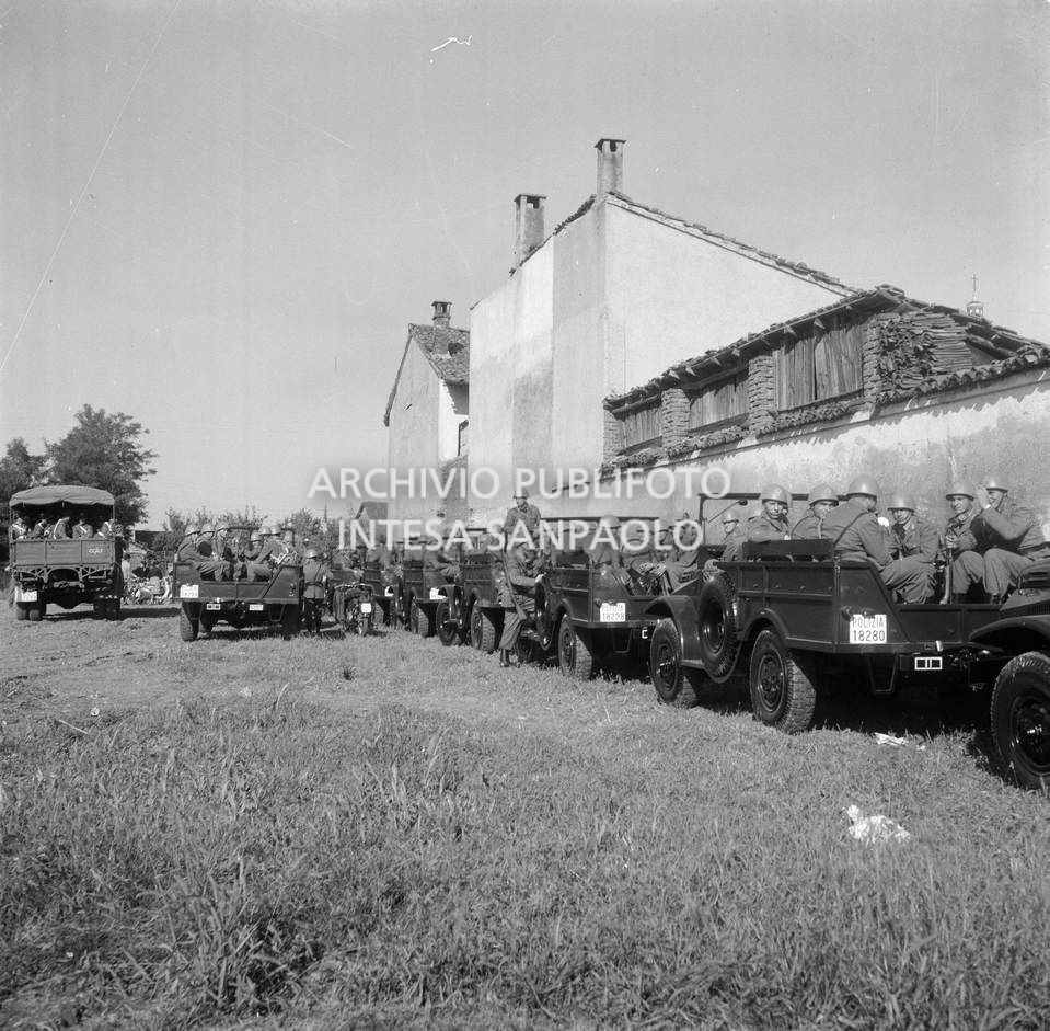 Forze dell'ordine nei pressi della scuola elementare di Terrazzano, frazione di Rho in provincia di Milano, dove i fratelli Santato hanno sequestrato gli alunni e le maestre