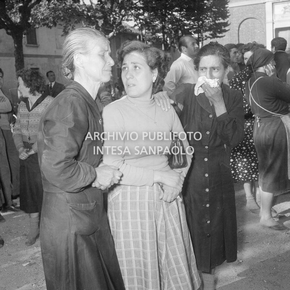 La disperazione di alcune donne durante le terribili ore del sequestro degli alunni e delle maestre della scuola elementare di Terrazzano, frazione di Rho in provincia di Milano, da parte dei fratelli Santato
