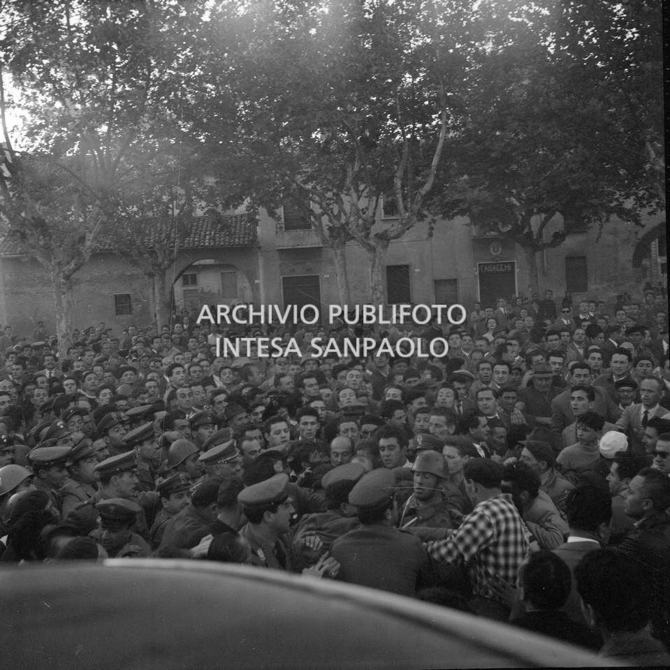 Folla nei pressi della scuola elementare di Terrazzano, frazione di Rho in provincia di Milano, durante le terribili ore del sequestro degli alunni e delle maestre da parte dei fratelli Santato