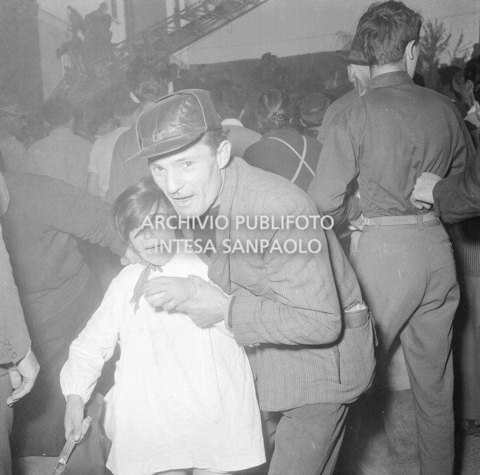 Una bambina appena messa in salvo dopo il sequestro degli alunni e delle maestre della scuola elementare di Terrazzano, frazione di Rho in provincia di Milano, da parte dei fratelli Santato