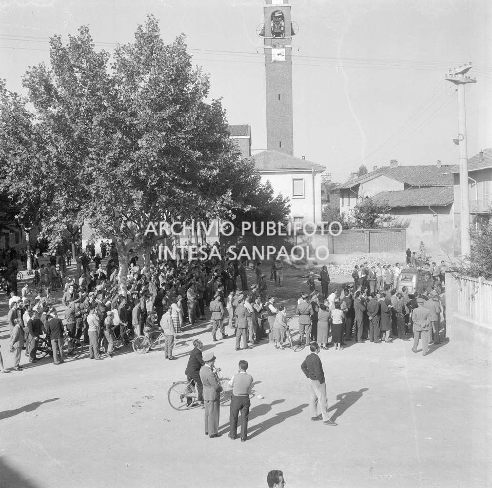 Folla in attesa di notizie, nei pressi della scuola elementare di Terrazzano, frazione di Rho in provincia di Milano, durante le terribili ore del sequestro degli alunni e delle maestre da parte dei fratelli Santato