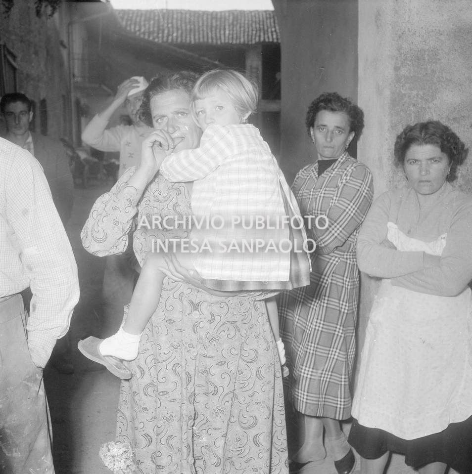 Donne in attesa di notizie, durante le terribili ore del sequestro degli alunni e delle maestre della scuola elementare di Terrazzano, frazione di Rho in provincia di Milano, da parte dei fratelli Santato