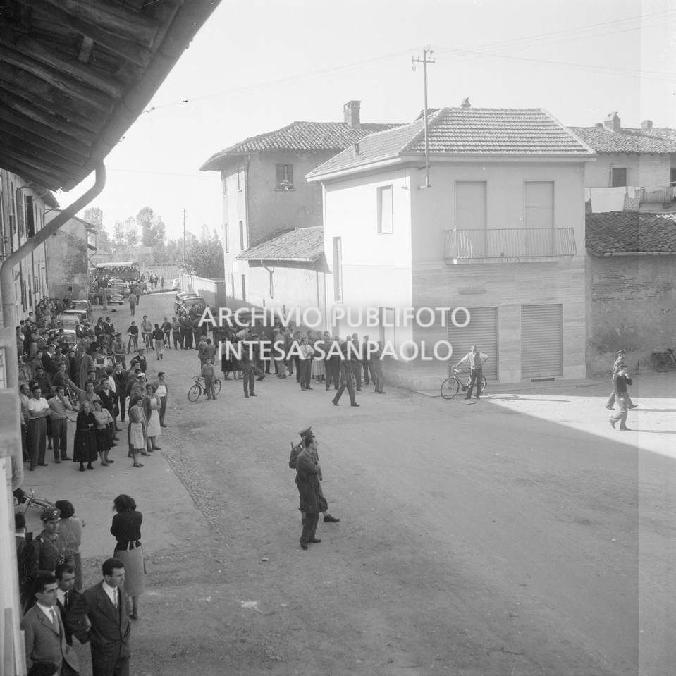 Folla in attesa di notizie, nei pressi della scuola elementare di Terrazzano, frazione di Rho in provincia di Milano, durante le terribili ore del sequestro degli alunni e delle maestre da parte dei fratelli Santato