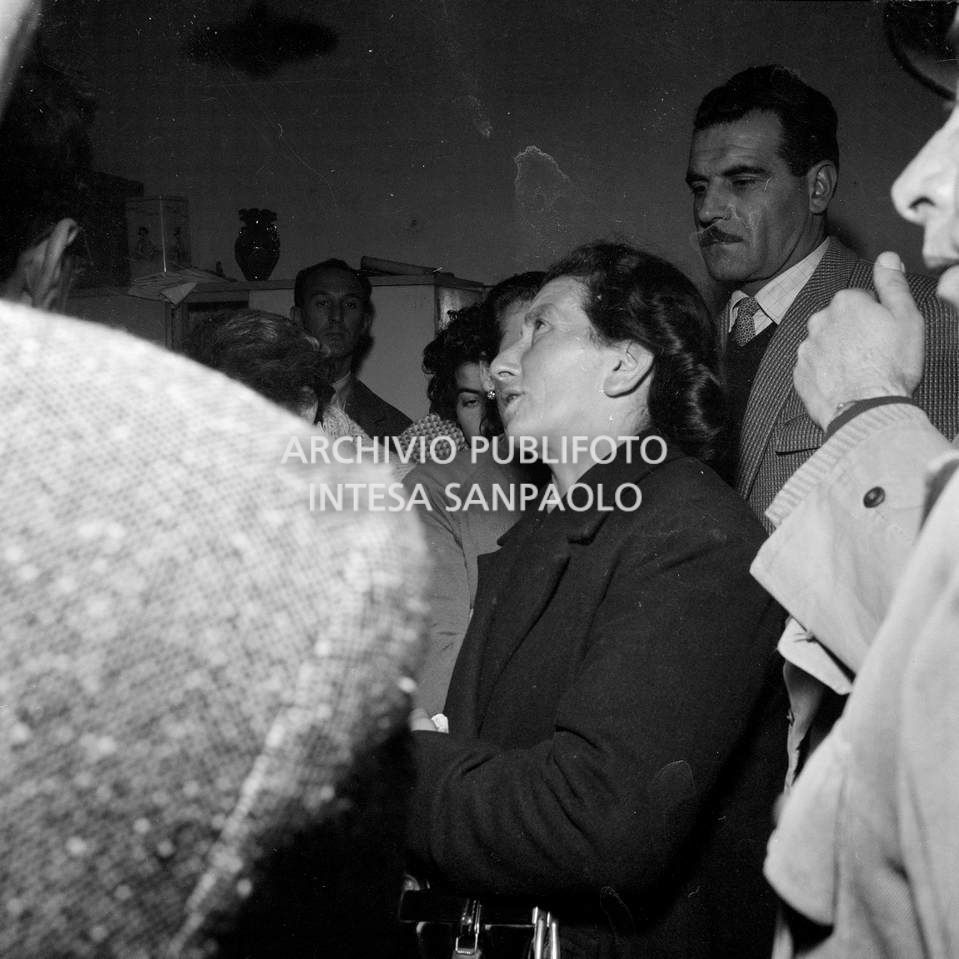Alcune persone riprese durante le terribili ore del sequestro degli alunni e delle maestre della scuola elementare di Terrazzano, frazione di Rho in provincia di Milano, da parte dei fratelli Santato