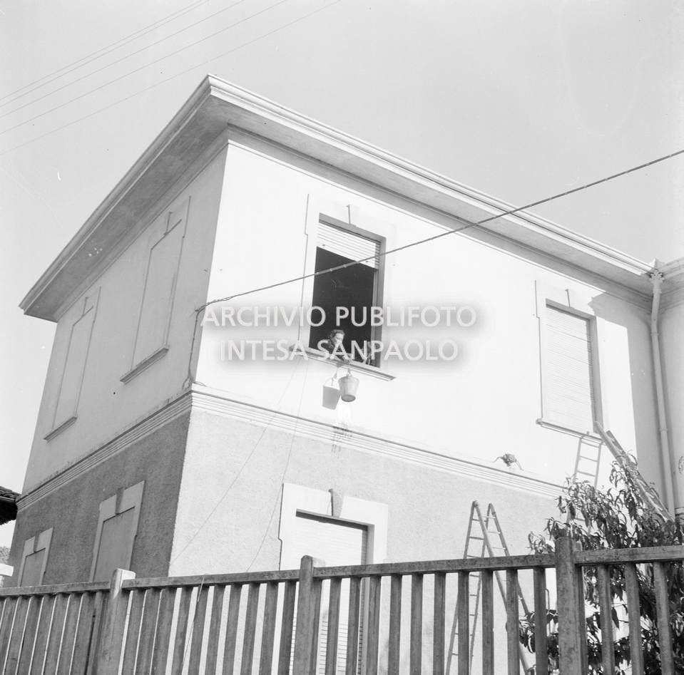 Una maestra della scuola elementare di Terrazzano, frazione di Rho in provincia di Milano, tenuta in ostaggio, con altre due colleghe e gli alunni, da i due fratelli Santato, recupera una cesta con viveri