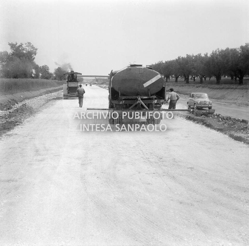 Cantiere di costruzione dell'Autostrada del Sole, tratta Napoli-Capua