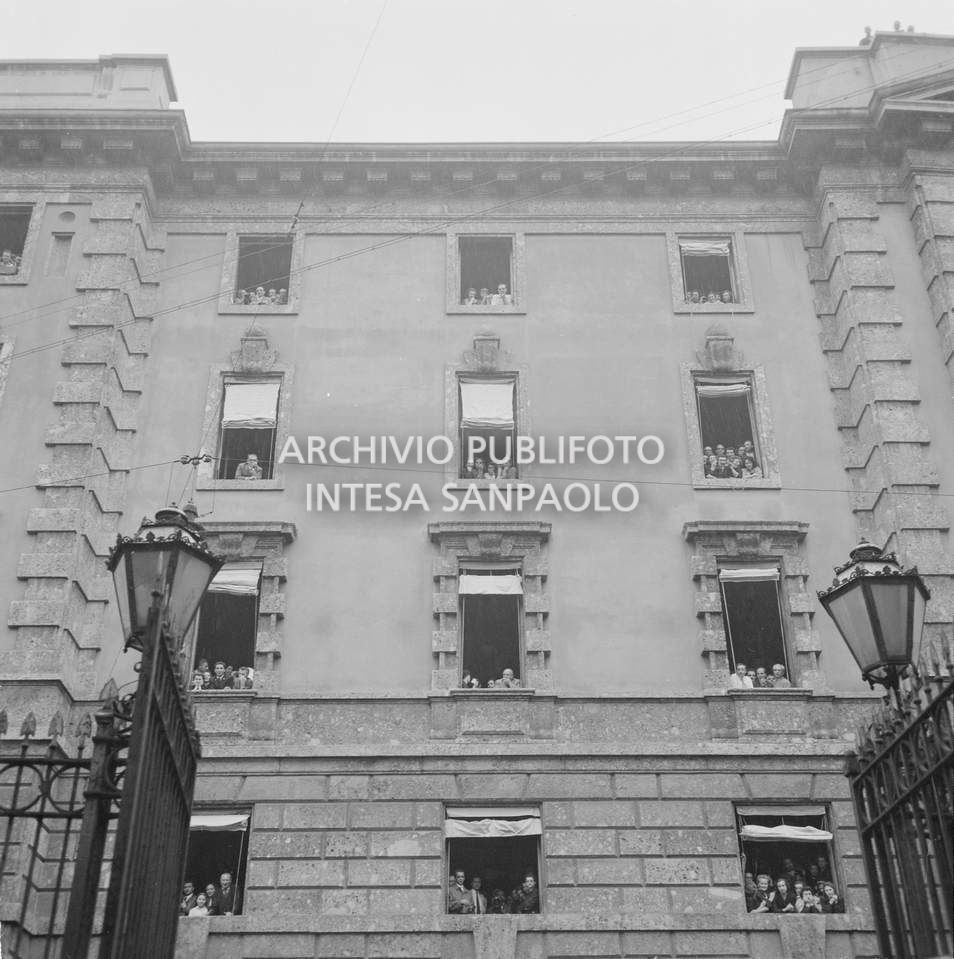 Curiosi affacciati a un palazzo di via Francesco Pecorari a Milano, attendono l'arrivo di Edy Campagnoli e del calciatore Lorenzo Buffon che si sposeranno nella chiesa di San Gottardo in Corte