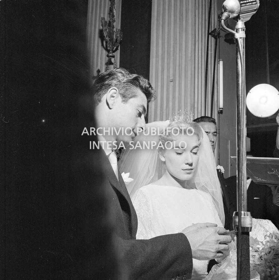 Edy Campagnoli e il calciatore Lorenzo Buffon il giorno del loro matrimonio nella chiesa di San Gottardo in Corte a Milano