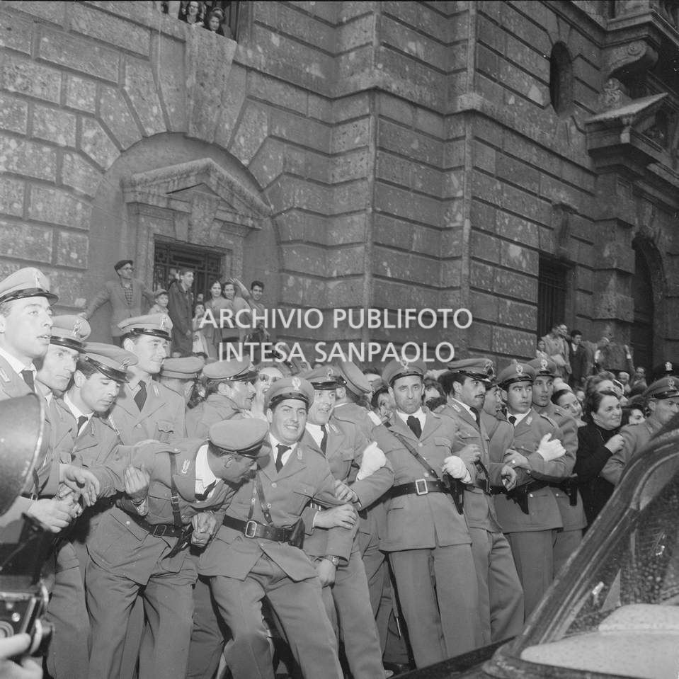 Cordone di uomini delle forze dell'ordine tengono a bada la folla di curiosi assiepata in via Francesco Pecorari, a Milano, in attesa di Edy Campagnoli e del calciatore Lorenzo Buffon il giorno del loro matrimonio nella chiesa di San Gottardo in Corte