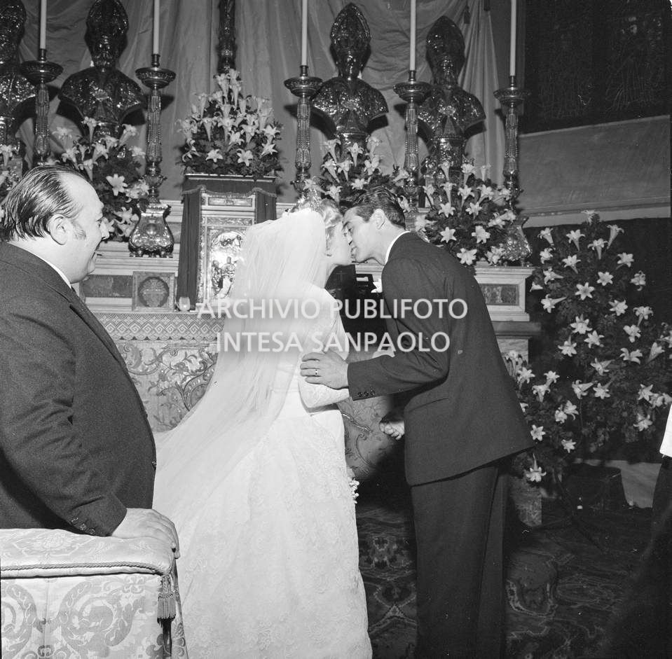 Edy Campagnoli e il calciatore Lorenzo Buffon il giorno del loro matrimonio nella chiesa di San Gottardo in Corte a Milano