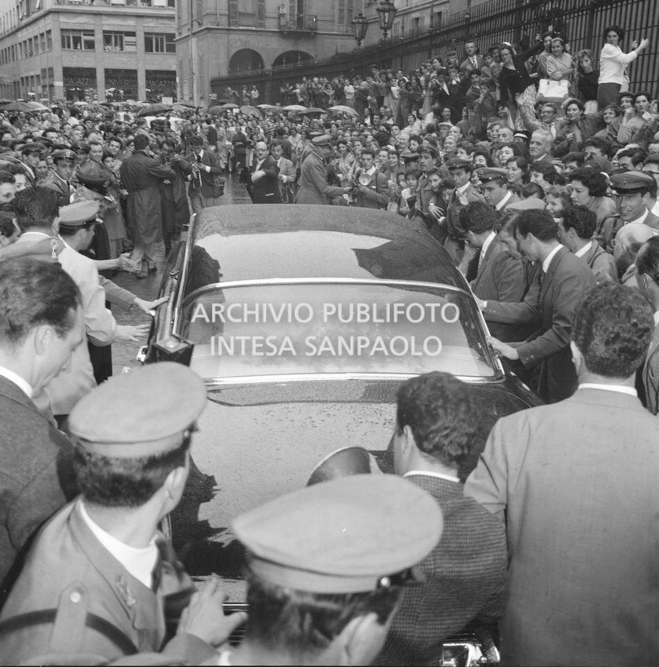 L'automobile che accompagna Edy Campagnoli e il calciatore Lorenzo Buffon il giorno del loro matrimonio, celebrato nella chiesa di San Gottardo in Corte a Milano, circondata da una folla di curiosi
