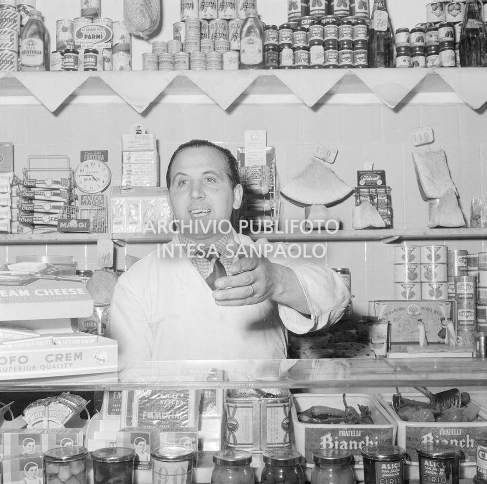 Un commerciante ritratto nel suo negozio presumibilmente in merito alla rapina al furgone portavalori della Banca Popolare di Milano, da parte della cosiddetta "banda di via Osoppo".