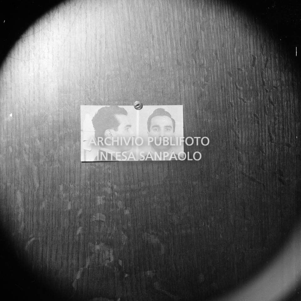 Riproduzione della foto segnaletica di Luciano De Maria, uno dei componenti della banda di via Osoppo