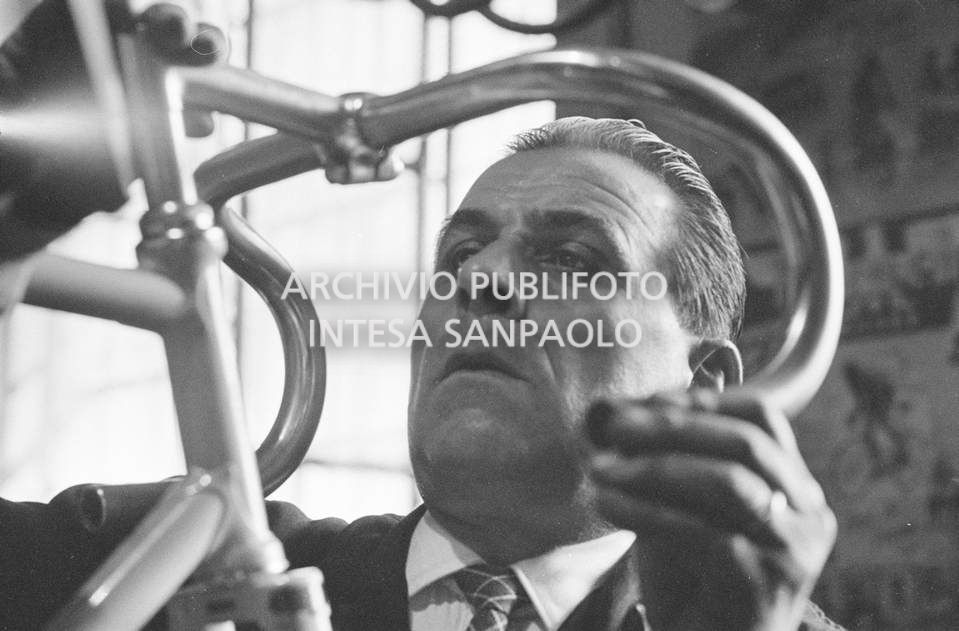 Il meccanico Giuseppe De Grandi, detto Pinella, prepara la bicicletta di Roger Rivière in vista del record dell'ora che il ciclista francese si sarebbe aggiudicato di lì a tre giorni