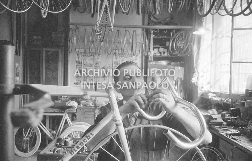 Il meccanico Giuseppe De Grandi, detto Pinella, prepara la bicicletta di Roger Rivière in vista del record dell'ora che il ciclista francese si sarebbe aggiudicato di lì a tre giorni