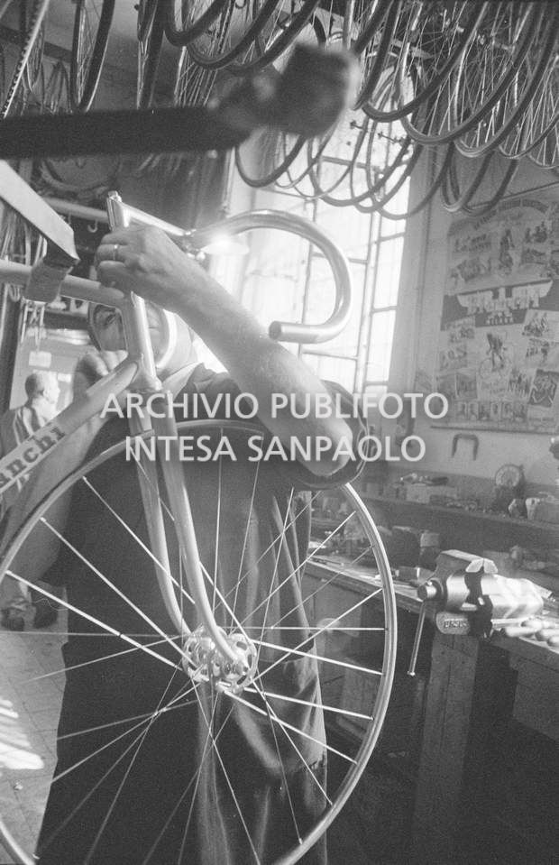 Il meccanico Giuseppe De Grandi, detto Pinella, prepara la bicicletta di Roger Rivière in vista del record dell'ora che il ciclista francese si sarebbe aggiudicato di lì a tre giorni