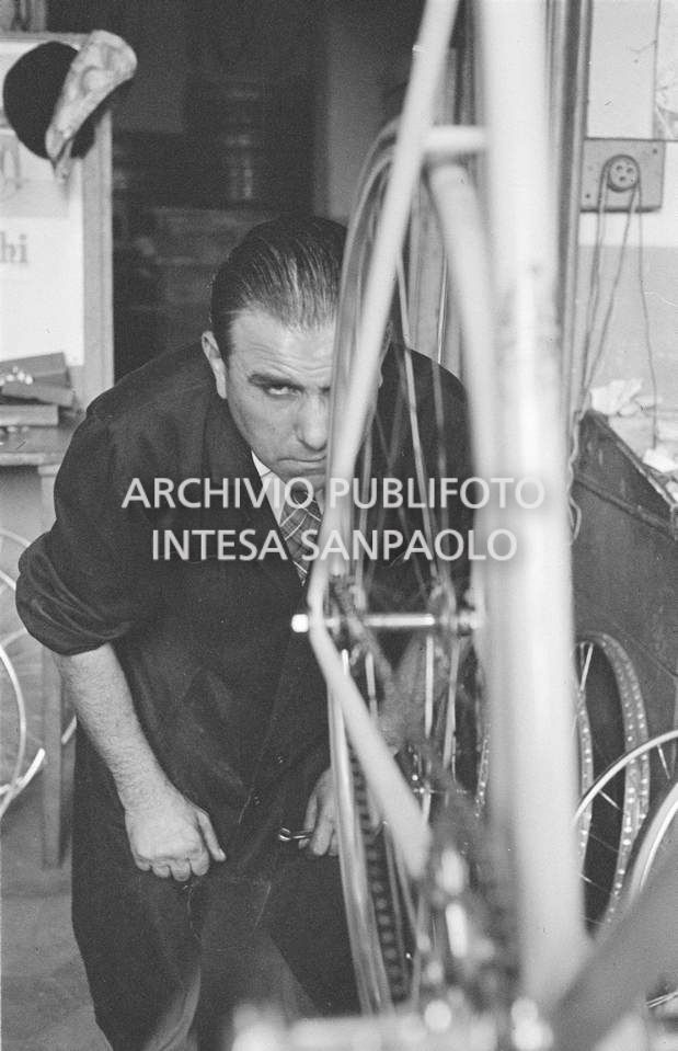 Il meccanico Giuseppe De Grandi, detto Pinella, prepara la bicicletta di Roger Rivière in vista del record dell'ora che il ciclista francese si sarebbe aggiudicato di lì a tre giorni