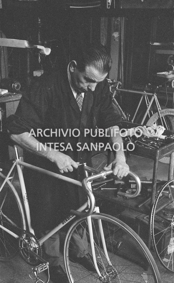 Il meccanico Giuseppe De Grandi, detto Pinella, prepara la bicicletta di Roger Rivière in vista del record dell'ora che il ciclista francese si sarebbe aggiudicato di lì a tre giorni