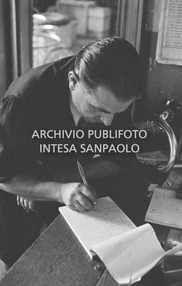 Il meccanico Giuseppe De Grandi, detto Pinella, prende appunti durante la preparazione della bicicletta di Roger Rivière in vista del record dell'ora che il ciclista francese si sarebbe aggiudicato di lì a tre giorni