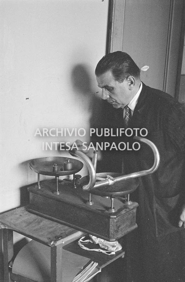 Il meccanico Giuseppe De Grandi, detto Pinella, pesa il manubrio di una bicicletta durante la preparazione di quella per Roger Rivière con la quale,  di lì a tre giorni, il ciclista francese si sarebbe aggiudicato il record dell'ora