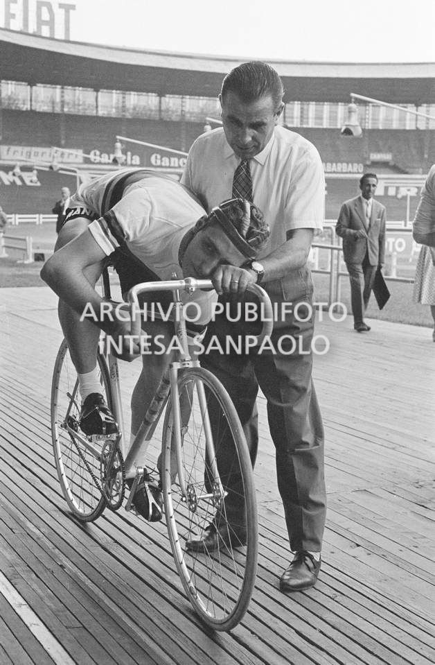 Roger Rivière al velodromo Vigorelli di Milano per le prove, in vista del record dell'ora che correrà da lì a tre giorni, in compagnia del suo meccanico di fiducia, Giuseppe De Grandi, detto Pinella, che gli ha preparato la bicicletta