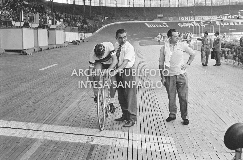 Roger Rivière al velodromo Vigorelli di Milano per le prove, in vista del record dell'ora che correrà da lì a tre giorni, in compagnia del suo meccanico di fiducia, Giuseppe De Grandi, detto Pinella, che gli ha preparato la bicicletta