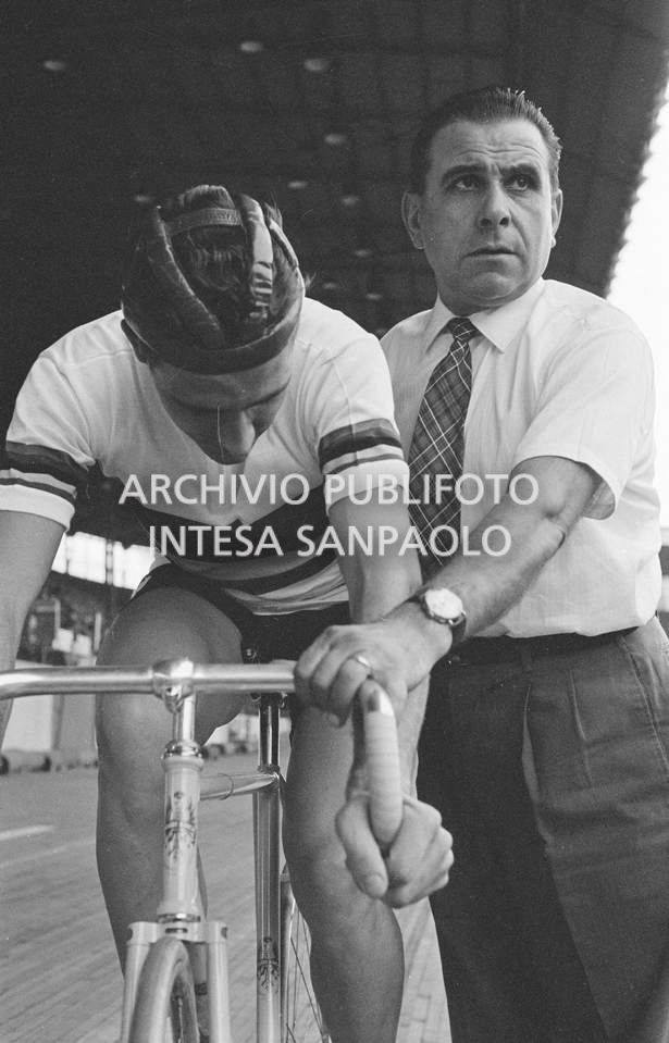 Roger Rivière al velodromo Vigorelli di Milano per le prove, in vista del record dell'ora che correrà da lì a tre giorni, in compagnia del suo meccanico di fiducia, Giuseppe De Grandi, detto Pinella, che gli ha preparato la bicicletta