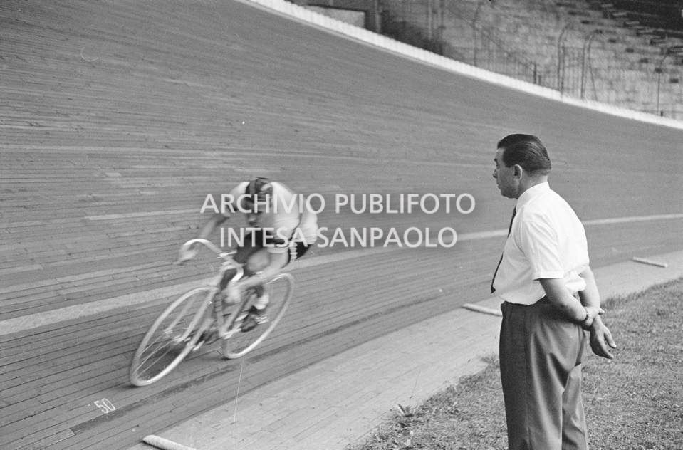 Roger Rivière al velodromo Vigorelli di Milano prova la bicicletta, che gli ha preparato il suo meccanico di fiducia, Giuseppe De Grandi, detto Pinella, in vista del record dell'ora che correrà da lì a tre giorni