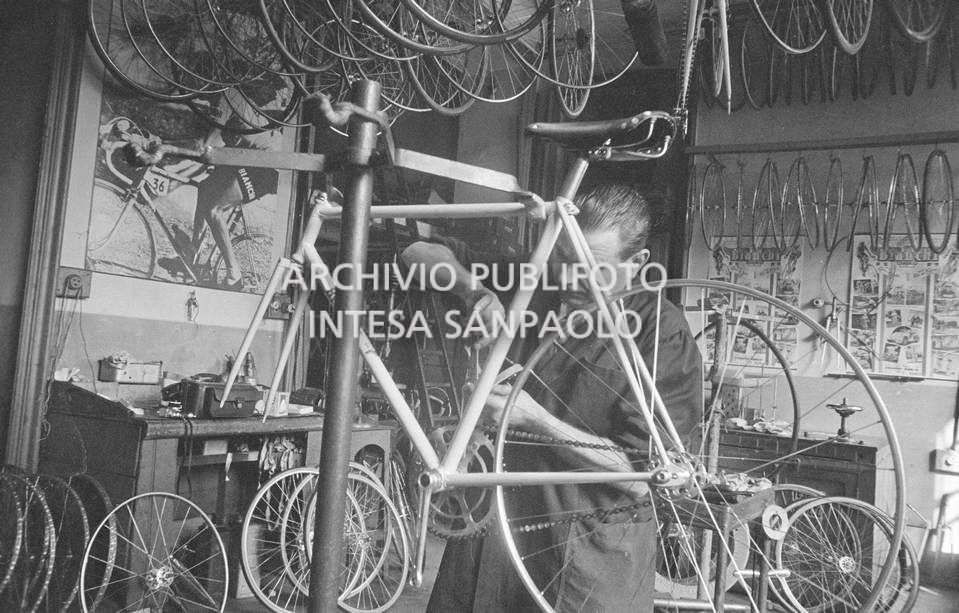 Il meccanico Giuseppe De Grandi, detto Pinella, prepara la bicicletta di Roger Rivière in vista del record dell'ora che il ciclista francese si sarebbe aggiudicato di lì a tre giorni