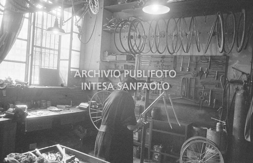 Il meccanico Giuseppe De Grandi, detto Pinella, prepara la bicicletta di Roger Rivière in vista del record dell'ora che il ciclista francese si sarebbe aggiudicato di lì a tre giorni