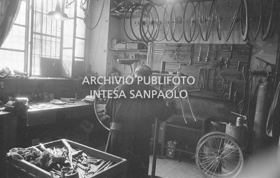 Il meccanico Giuseppe De Grandi, detto Pinella, prepara la bicicletta di Roger Rivière in vista del record dell'ora che il ciclista francese si sarebbe aggiudicato di lì a tre giorni