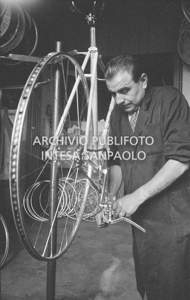 Il meccanico Giuseppe De Grandi, detto Pinella, prepara la bicicletta di Roger Rivière in vista del record dell'ora che il ciclista francese si sarebbe aggiudicato di lì a tre giorni