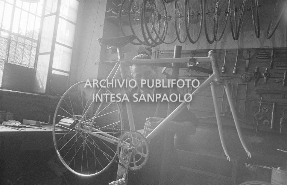 Il meccanico Giuseppe De Grandi, detto Pinella, prepara la bicicletta di Roger Rivière in vista del record dell'ora che il ciclista francese si sarebbe aggiudicato di lì a tre giorni
