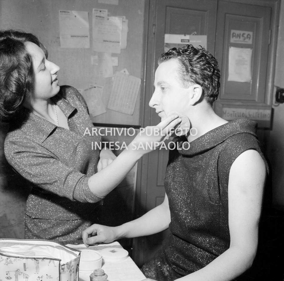 Una collega trucca il fotografo dell'agenzia Publifoto, Danilo Pajola, travestito da donna, per provare a entrare alla prima del film "Jovanka e le altre" il cui ingresso è riservato alle sole donne