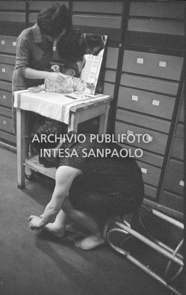 Il fotografo dell'agenzia Publifoto, Danilo Pajola, si traveste da donna per provare a entrare alla prima del film "Jovanka e le altre" il cui ingresso è riservato alle sole donne