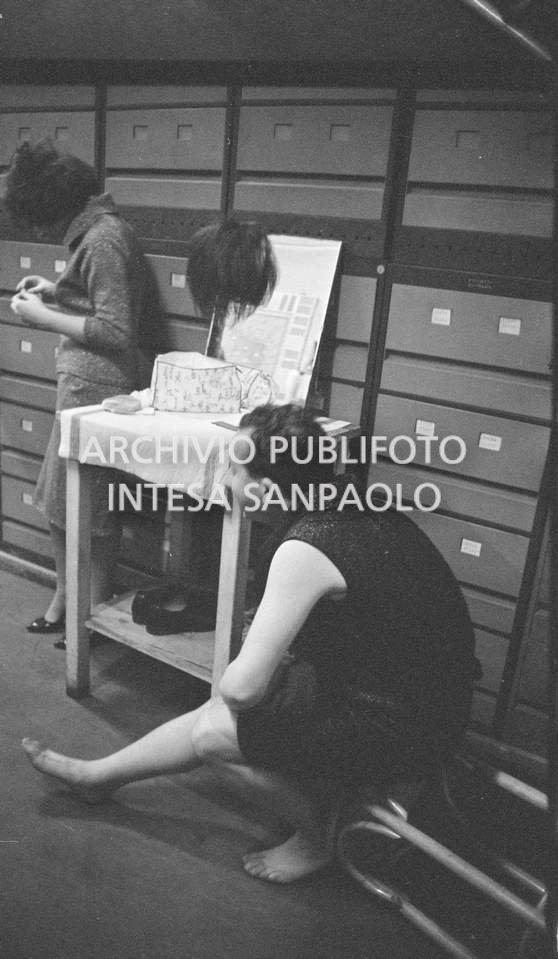 Il fotografo dell'agenzia Publifoto, Danilo Pajola, si traveste da donna per provare a entrare alla prima del film "Jovanka e le altre" il cui ingresso è riservato alle sole donne