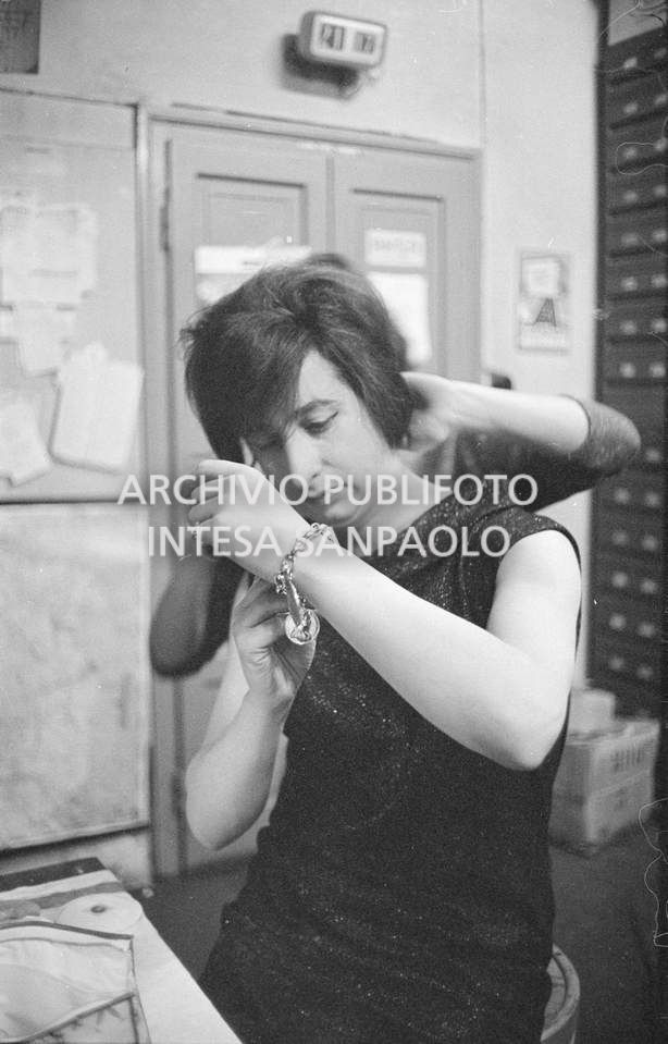 Il fotografo dell'agenzia Publifoto, Danilo Pajola, ultima il travestimento da donna con il quale proverà a entrare alla prima del film "Jovanka e le altre" il cui ingresso è riservato alle sole donne, aiutato da una collega