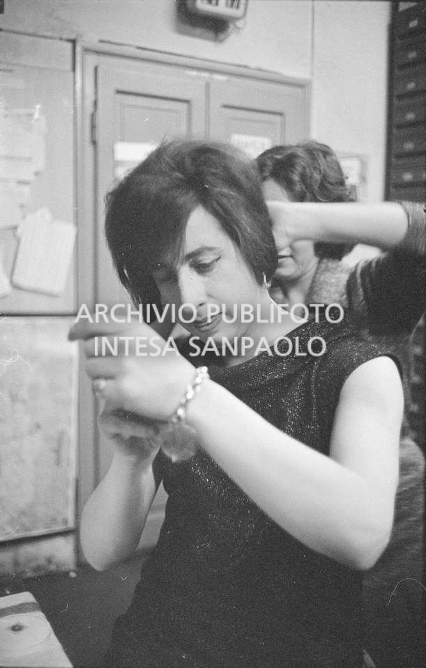 Il fotografo dell'agenzia Publifoto, Danilo Pajola, ultima il travestimento da donna con il quale proverà a entrare alla prima del film "Jovanka e le altre" il cui ingresso è riservato alle sole donne, aiutato da una collega