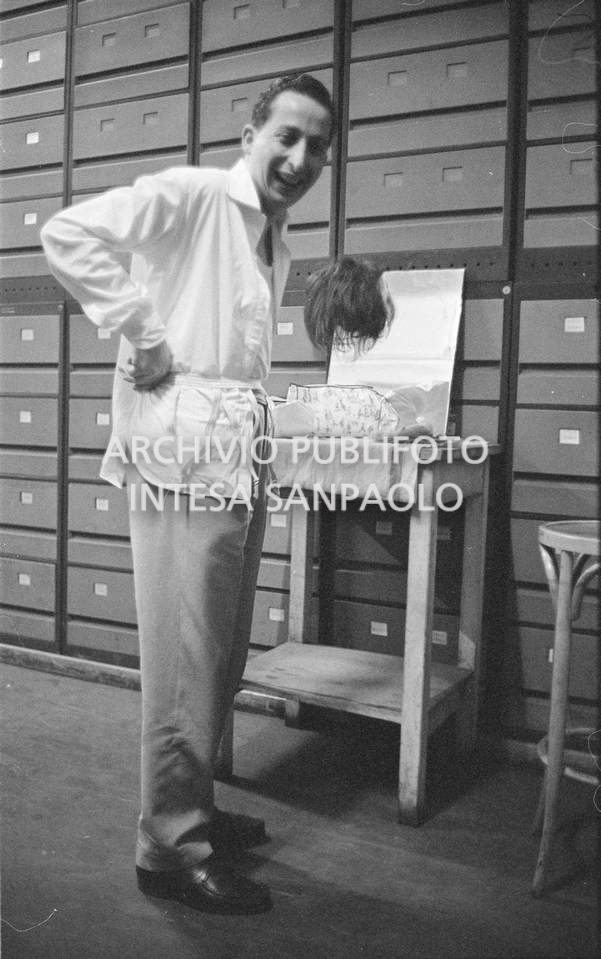 Il fotografo dell'agenzia Publifoto, Danilo Pajola, si traveste da donna per provare a entrare alla prima del film "Jovanka e le altre" il cui ingresso è riservato alle sole donne