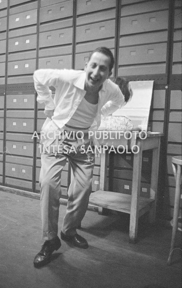 Il fotografo dell'agenzia Publifoto, Danilo Pajola, si traveste da donna per provare a entrare alla prima del film "Jovanka e le altre" il cui ingresso è riservato alle sole donne