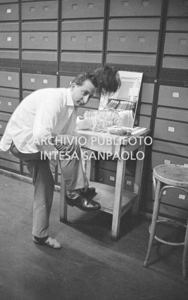 Il fotografo dell'agenzia Publifoto, Danilo Pajola, si traveste da donna per provare a entrare alla prima del film "Jovanka e le altre" il cui ingresso è riservato alle sole donne