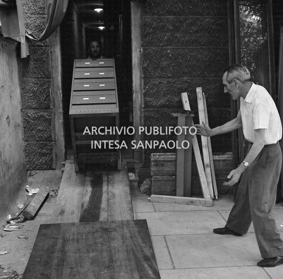 Un momento del trasloco dell'archivio dell'agenzia Publifoto dalla sede di via Montello 16 a quella di via Bramante 8 a Milano