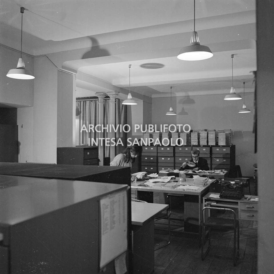 Addetti al lavoro nell'archivio dell'agenzia Publifoto in via Bramante a Milano