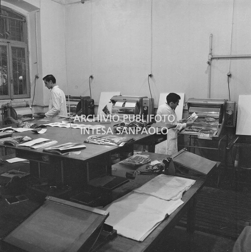 Addetti al lavoro in un laboratorio dell'agenzia Publifoto in via Bramante a Milano