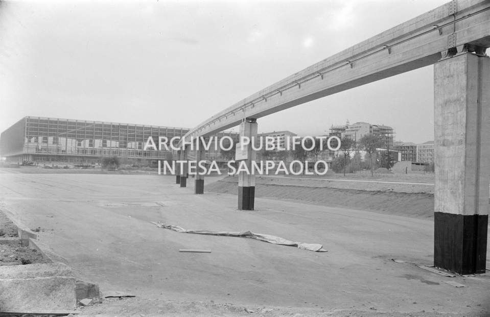 Cantiere di costruzione delle infrastrutture della zona delle esposizioni di "Italia 61", l'Esposizione Internazionale del Lavoro, organizzata per celebrare il primo centenario dell'Unità d'Italia a Torino