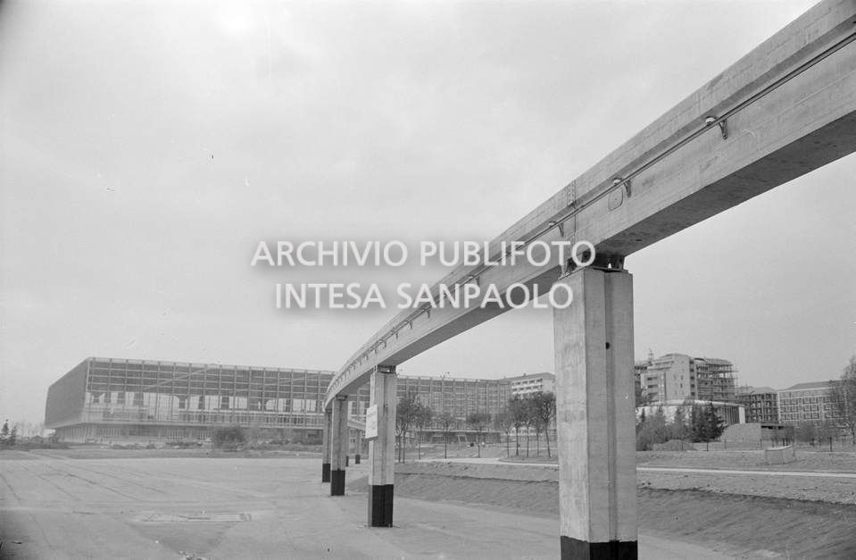 Cantiere di costruzione delle infrastrutture della zona delle esposizioni di "Italia 61", l'Esposizione Internazionale del Lavoro, organizzata per celebrare il primo centenario dell'Unità d'Italia a Torino