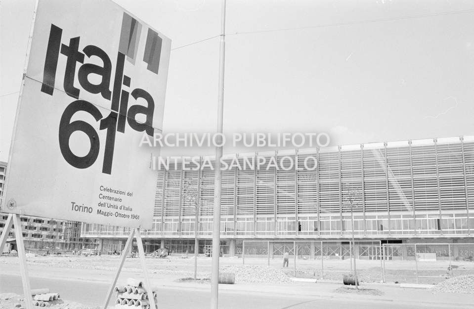 Manifesto pubblicitario con la scritta "Italia 61", che annuncia l'Esposizione Internazionale del Lavoro organizzata per celebrare il primo centenario dell'Unità d'Italia. Sullo sfondo il Palazzo del Lavoro