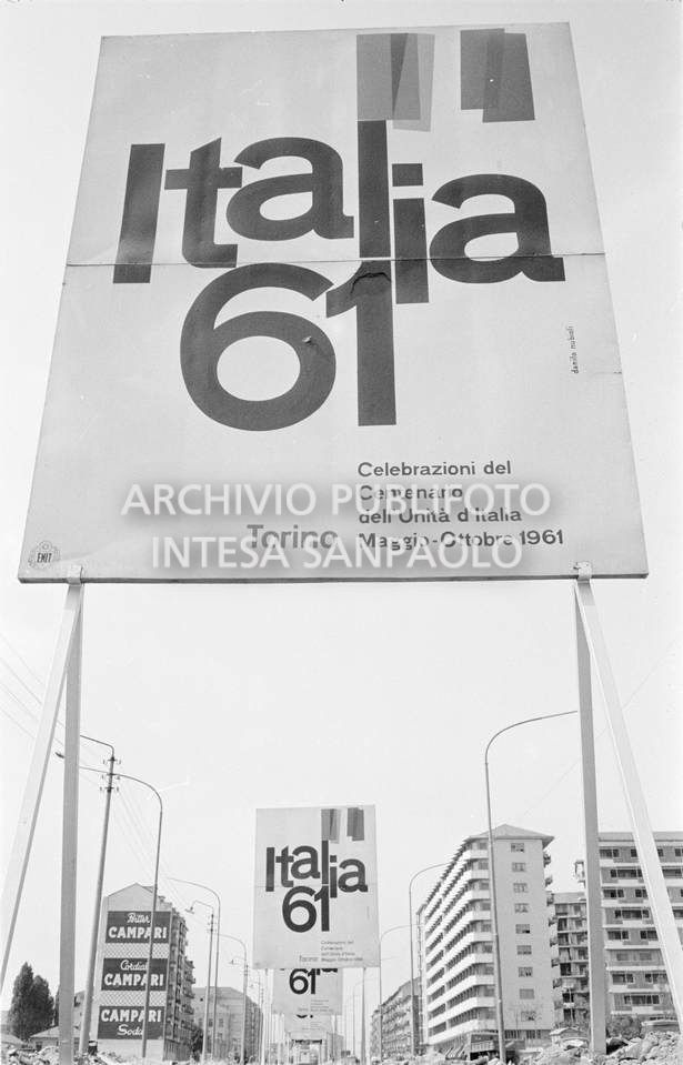 Manifesti pubblicitari con la scritta  "Italia 61" in un viale di Torino in vista dell'Esposizione Internazionale del Lavoro organizzata per celebrare il centenario dell'Unità d'Italia