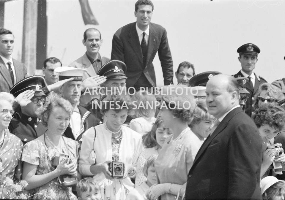 La folla saluta Elisabetta II regina d'Inghilterra in visita a Napoli