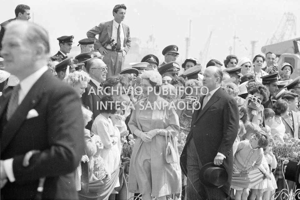 La folla saluta Elisabetta II regina d'Inghilterra in visita a Napoli